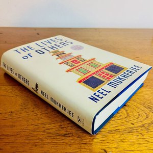 Lote anterior: Novela "The Lives of Others" de Neel Mukherjee, Edición Tapa Dura