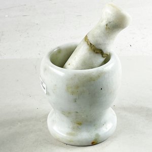 Mortero en mármol blanco 11 cm con mano - imagen 1