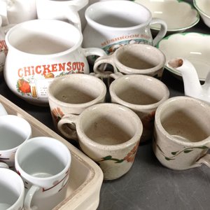 Lote de Vajilla: Tetera, Tazas, Platos y Recipientes Varios - imagen 4