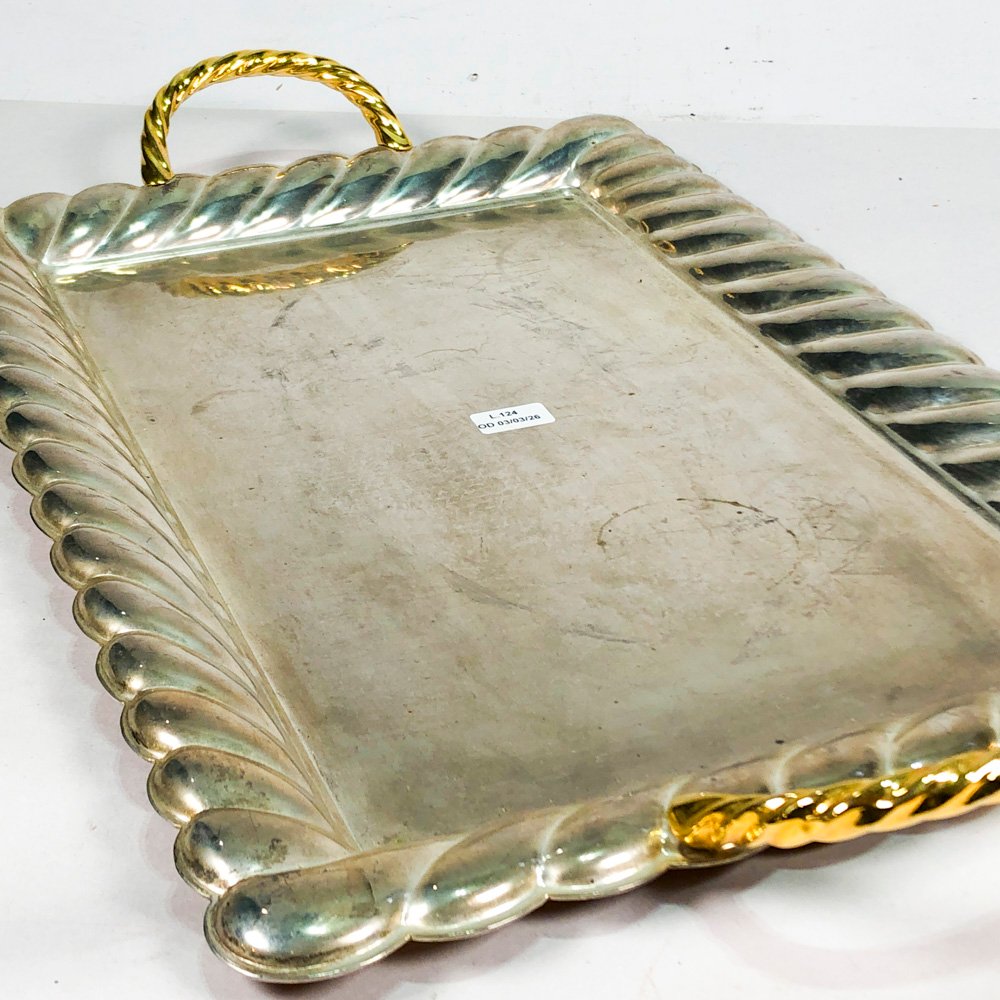 Bandeja en metal con asas doradas y borde - imagen 3
