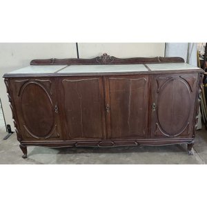 Lote siguiente: Aparador Antiguo de Madera con Tapa de Mármol y Detalles de Lustre