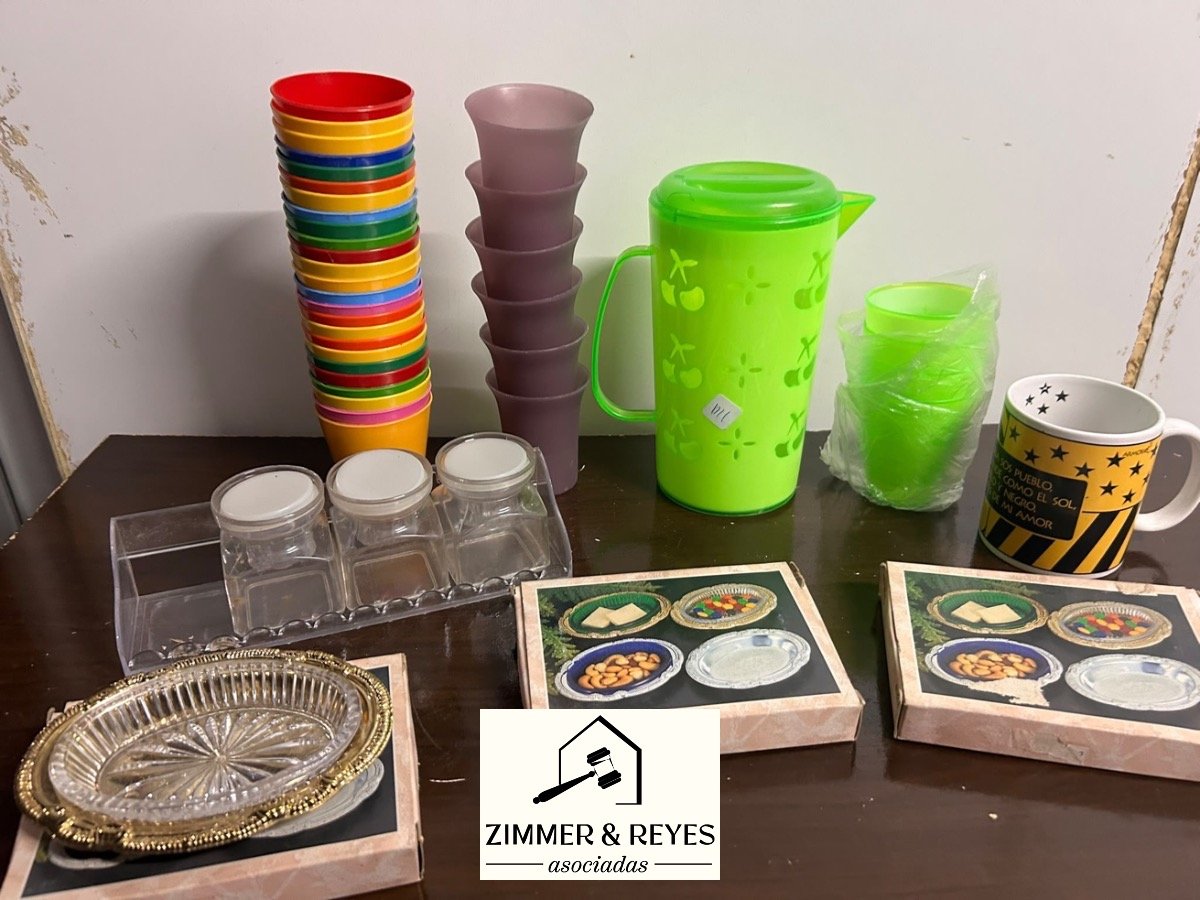 Jarra Verde con Vasos de Colores y Tazas