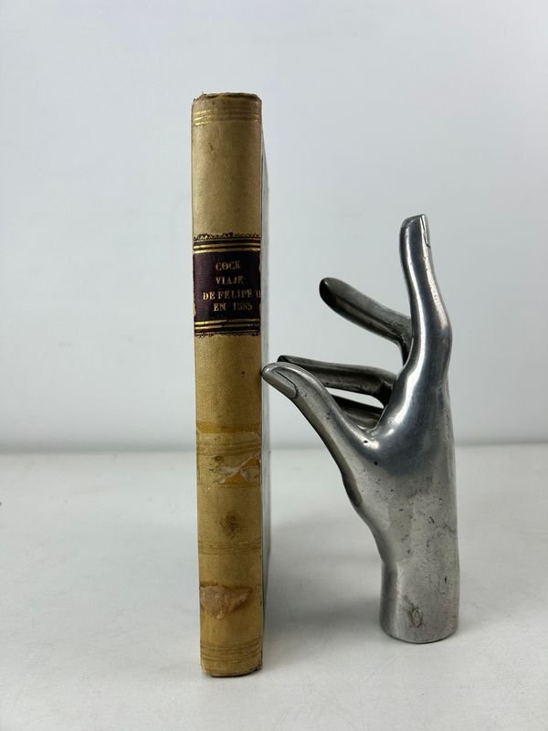 Lote anterior: Libro antiguo con encuadernación de cuero y título en rústica