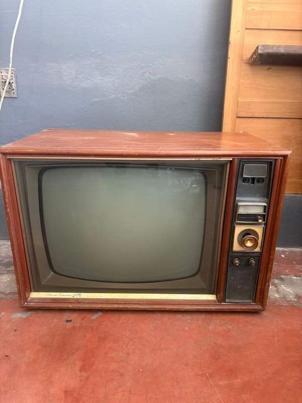 Antigua Televisión de 74 cm x 50 cm con Diseño Clásico - imagen 2