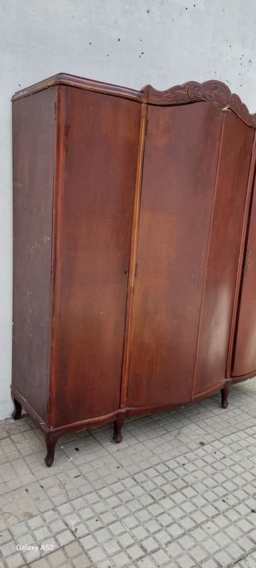 Ropero de madera estilo francés con detalles y falta de piso - imagen 3