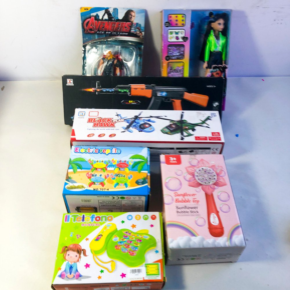 Lote de Juguetes: Burbujero, Muñeca, Helicóptero, Teléfono y Arma de Juguete