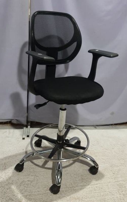 Silla de Escritorio Giratoria Negra con Apoyabrazos y Respaldo de Malla