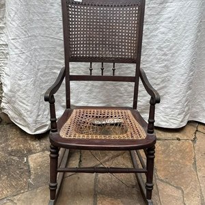 Mecedora Antigua de Cedro con Respaldo y Asiento de Esterilla - imagen 2