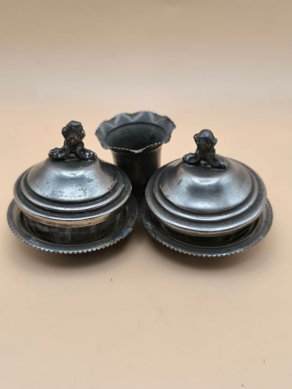 Set de mesa antiguo con salero y pimentero doble - imagen 1