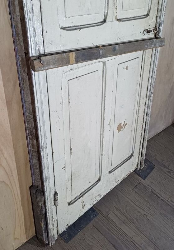 Puerta de madera con problemas de pintura y desgaste - imagen 5