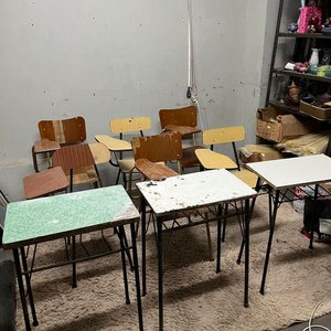 Lote de 7 Mesas y 15 Sillas Escolares de Hierro y Madera - imagen 2