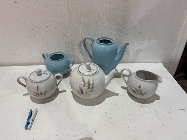 Lote de Porcelana Olmos: Tetera, Lechera y Azucarero con Detalles