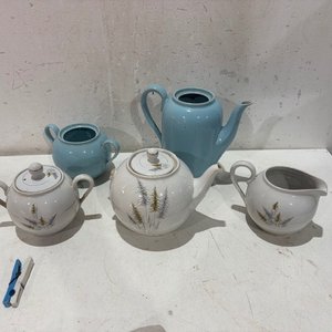 Lote siguiente: Lote de Porcelana Olmos: Tetera, Lechera y Azucarero con Detalles