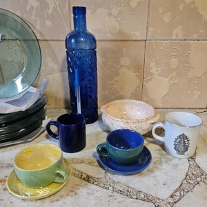 Lote de Vajilla: Platos de Vidrio, Tazas, Condimenteros y Botella Decorativa - imagen 4
