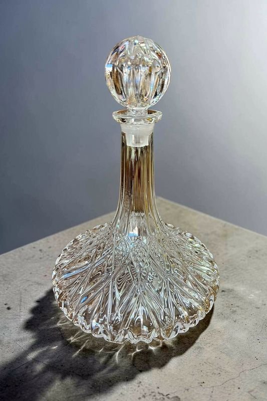 Licorera Antigua de Cristal Tallado con Diseño Facetado y Tapón Esférico