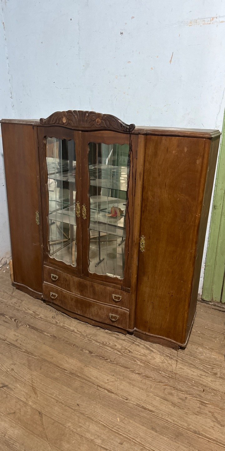 Cristalero antiguo de madera a restaurar