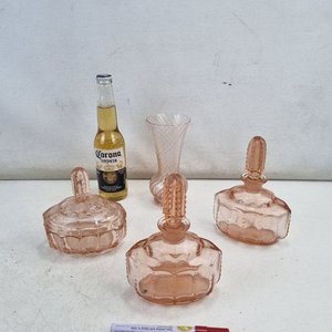 Lote anterior: Set de 4 Piezas: Florero y Frascos de Tocador Antiguos en Vidrio Labrado Rosado