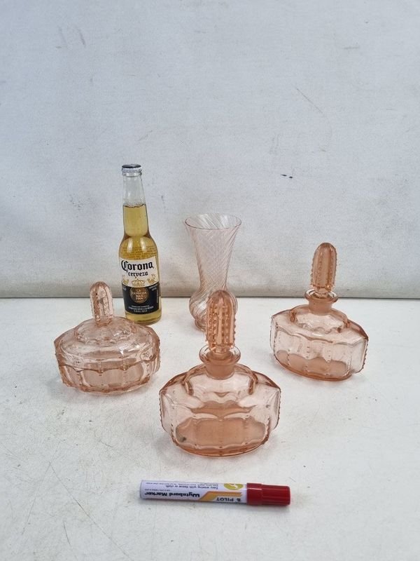 Set de 4 Piezas: Florero y Frascos de Tocador Antiguos en Vidrio Labrado Rosado