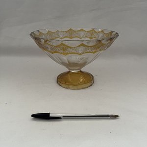 Centro de Mesa de Vidrio Labrado con Detalles Dorados - imagen 3