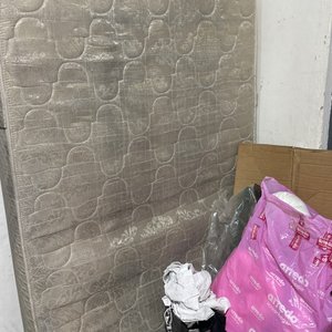 Lote anterior: Colchón de una plaza con bolso y artículos de niño