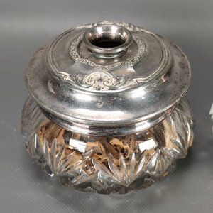 Juego de Tocador Antiguo 5 Piezas Plateadas y Cristal Tallado - imagen 8