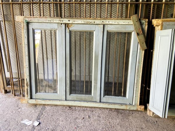 Ventana Antigua de Madera y Vidrio Gris con Rejas Metálicas