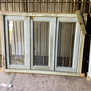 Lote siguiente: Ventana Antigua de Madera y Vidrio Gris con Rejas Metálicas