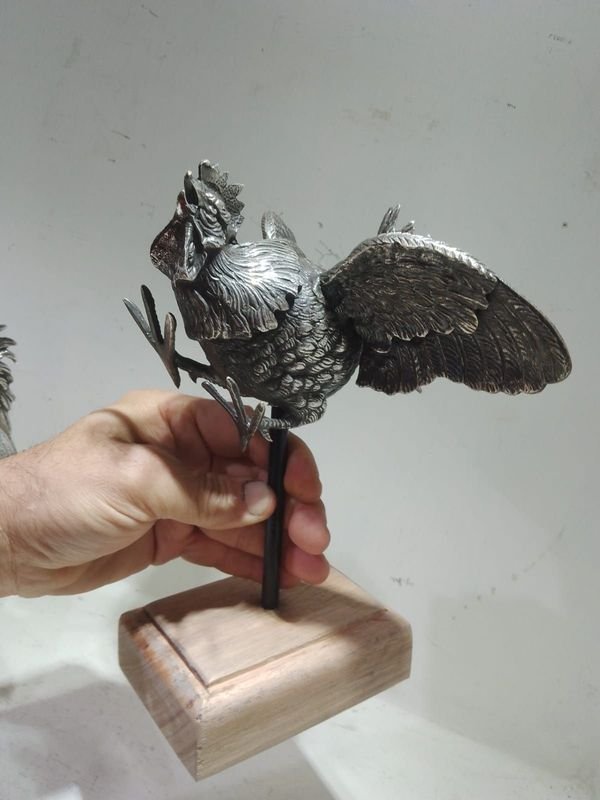 Antiguos Libros de Pisa con Gallos de Riña en Metal Plateado - imagen 6