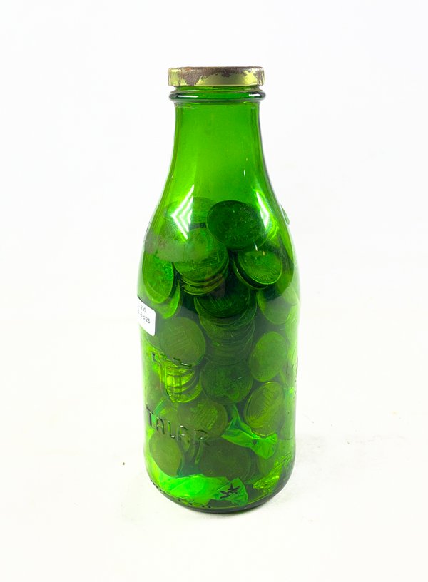 Botella Verde Llena de Monedas Antiguas - imagen 1