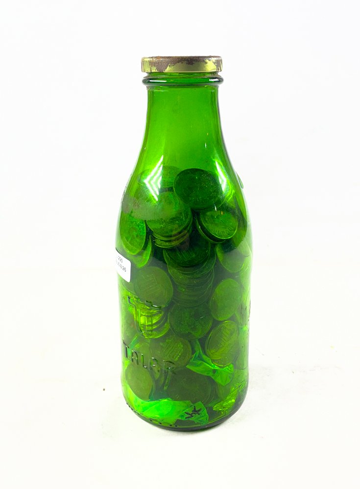 Botella Verde Llena de Monedas Antiguas