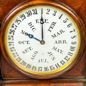 Reloj de Pared con Calendario y Péndulo en Caja de Madera - imagen 3