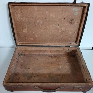 Valija Antigua Marrón de Cuero con Herrajes Metálicos - imagen 4