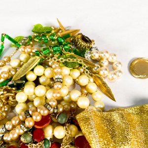 Lote de Collares Simil Perla y Otros Adornos - imagen 2