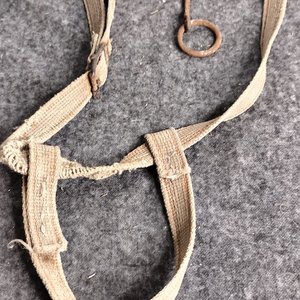 Freno Antiguo de Metal con Tiras de Tela para Decoración o Colección - imagen 2
