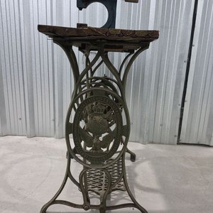 Mesa de Trabajo Antigua con Prensa Manual de Palanca y Base de Máquina de Coser - imagen 10