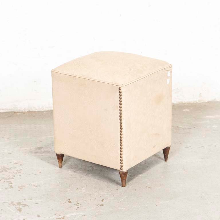 Lote anterior: Sillon tapizado en tela beige con detalles