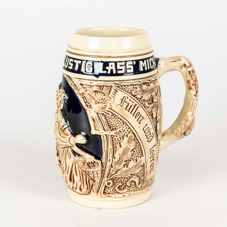 Jarra de cerveza de gres con escenas en relieve - imagen 2