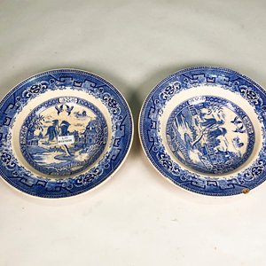 Dos Platos de Porcelana "Willow L" Blancos y Azules - Industria Uruguaya - imagen 2