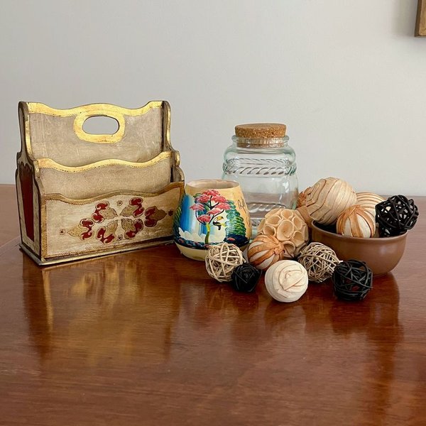 Organizador de Madera, Portalápices con Tucán, Frasco de Vidrio y Bowl con Bolas Decorativas - imagen 1