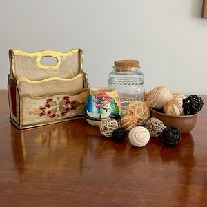 Lote siguiente: Organizador de Madera, Portalápices con Tucán, Frasco de Vidrio y Bowl con Bolas Decorativas