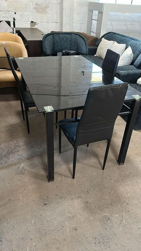 MESA DE HIERRO CON TAPA EN VIDRIO Y 3 SILLAS - imagen 2