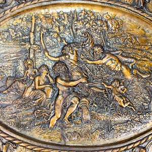 Cuadro Oval Repujado en Metal Bronceado "Personajes en Bosque y Querubín" Firmado P. Corberó - imagen 2