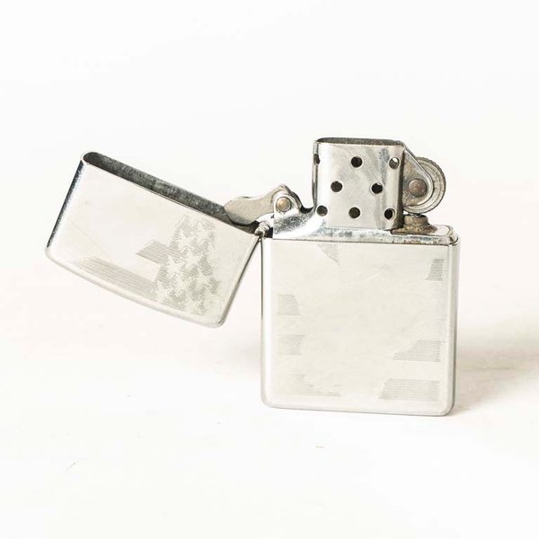 Encendedor Zippo Plateado con Diseño Rayado