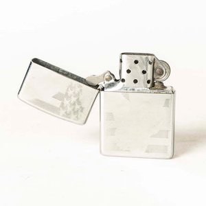 Lote anterior: Encendedor Zippo Plateado con Diseño Rayado