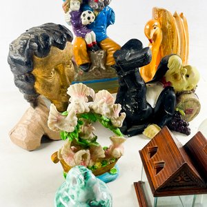 Lote de Figuras Decorativas: Busto de Madera, Jarra, Campana y Más - imagen 3