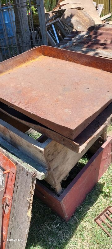 Colección de hierros y tablas variadas para ahumador - imagen 2