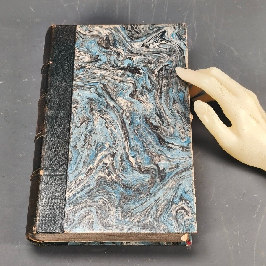 Libros antiguos y modernos, con detalles de estilo y materiales - imagen 18