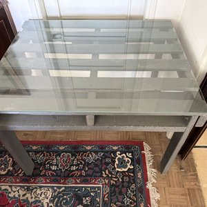 Mesa Rústica de Pallet con Tapa de Vidrio y Estructura Gris - imagen 4