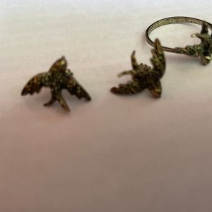 Lote siguiente: Juego de Anillo y Caravanas de Plata con Diseño de Golondrinas