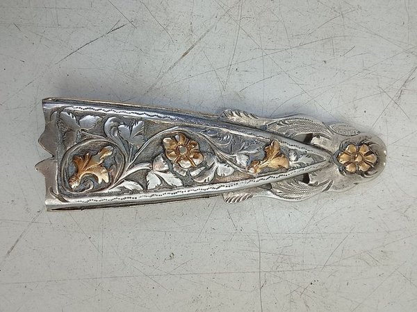 Elegante Boquilla de Tabaco "FALCHA" en Metal Cincelado con Apliques Dorados